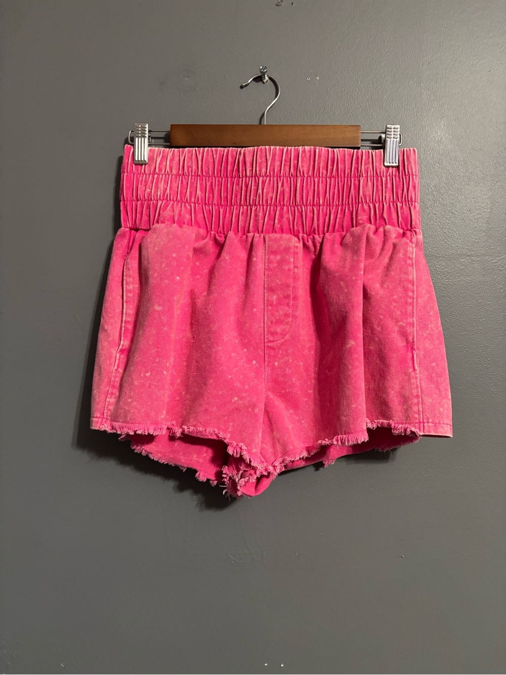 new in Pink Acid Wash Denim Cut Off Shorts Elastic Waist Pockets High Rise M